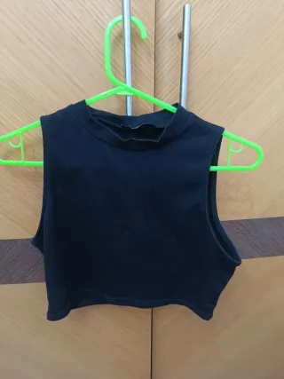 Camiseta negra tirantes cuello alto