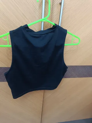 Camiseta negra tirantes cuello alto