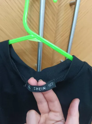 Camiseta negra tirantes cuello alto