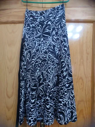 Vestido palabra de honor estampado. Color negro