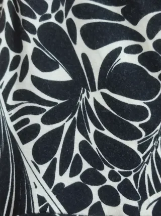 Vestido palabra de honor estampado. Color negro