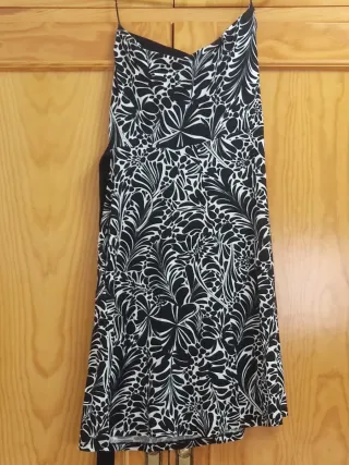 Vestido palabra de honor estampado. Color negro