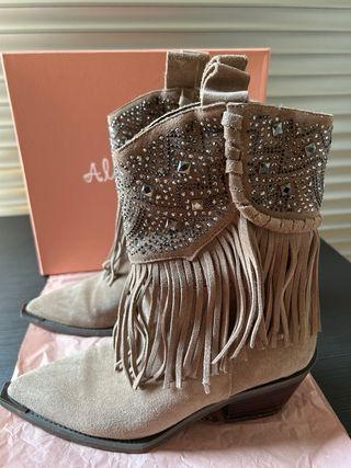 Botines Alma en Pena Beige con Tachuelas