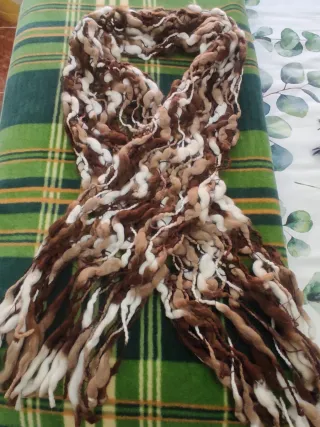 Bufanda de lana marrón y blanca muy calentita