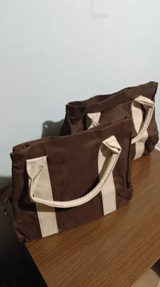 Bolsas de mano marrón y beige