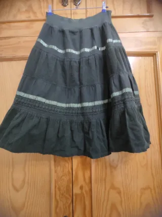 Falda midi verde con cintas