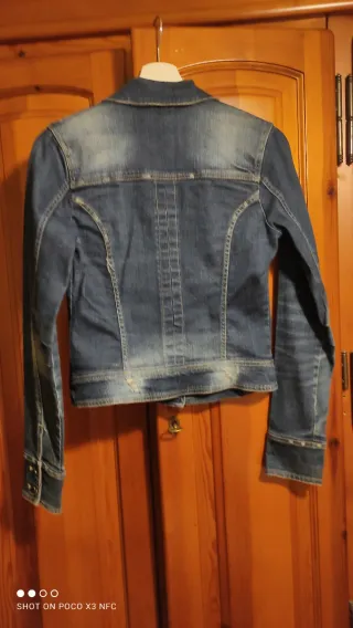 Chaqueta vaquera desgastada