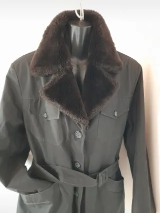 Parka impermeable XL con cuello de pelo