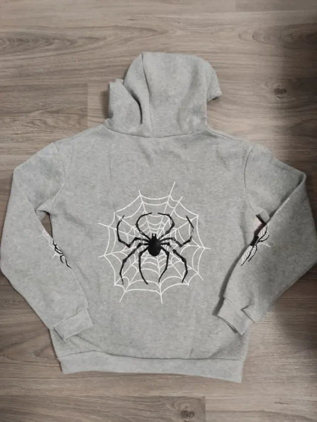 Sudadera gris con estampado de araña