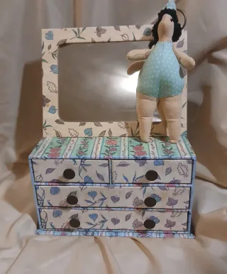 Mobile cassettiera con diversi scomparti e specchio