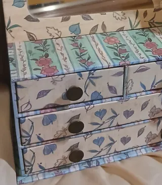 Mobile cassettiera con diversi scomparti e specchio