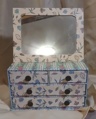 Mobile cassettiera con diversi scomparti e specchio