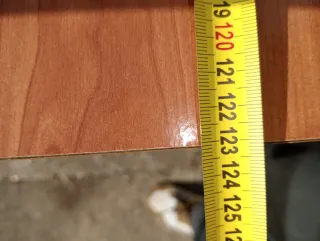 Escritorio de madera con cajón y estantes