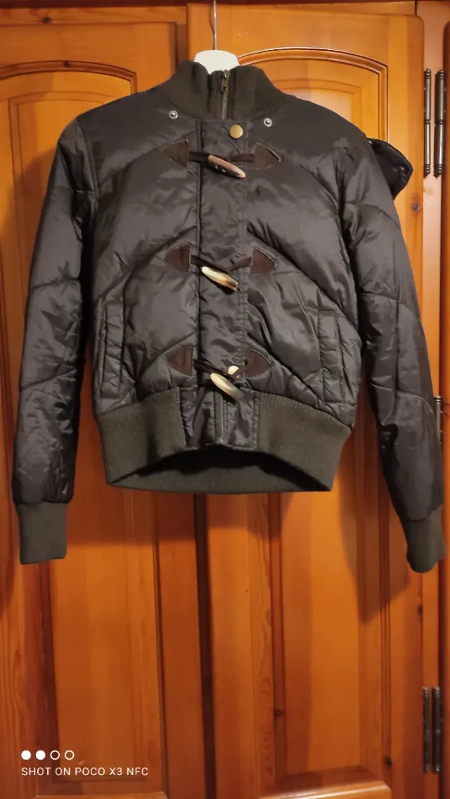 Chaqueta acolchada con botones de madera