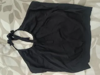 Camiseta negra con tiras