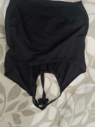 Camiseta negra con tiras