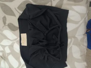 Camiseta negra con tiras