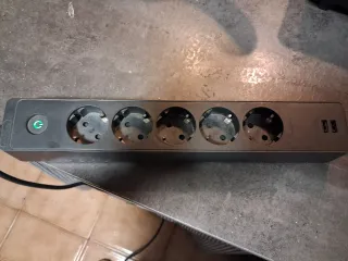 Regleta con 5 enchufes y 2 USB