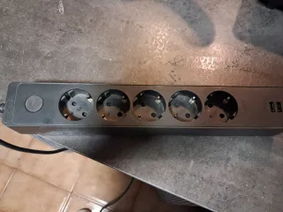 Regleta con 5 enchufes y 2 USB