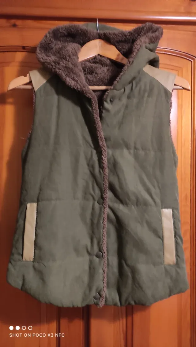 Chaleco acolchado con capucha y forro