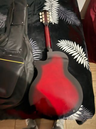 Guitarra Acústica Roja con Funda