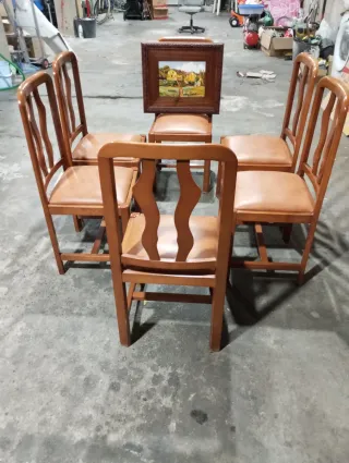 Seis sillas de madera con asiento de polipiel