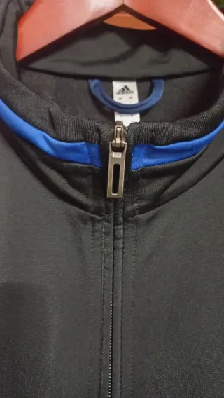Chaqueta deportiva Adidas negra y azul