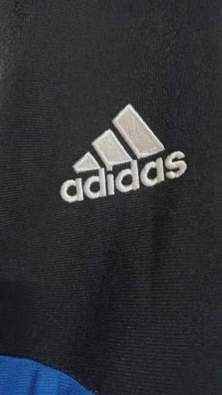 Chaqueta deportiva Adidas negra y azul
