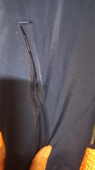 Chaqueta deportiva Adidas negra y azul