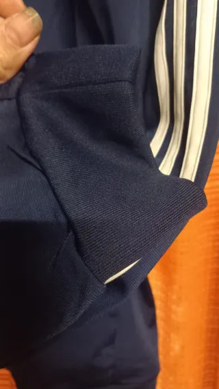 Chaqueta deportiva Adidas negra y azul