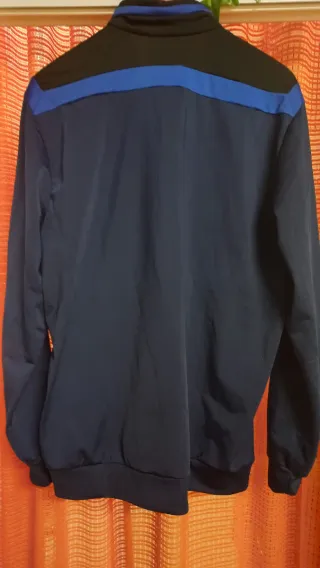 Chaqueta deportiva Adidas negra y azul