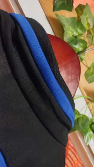 Chaqueta deportiva Adidas negra y azul