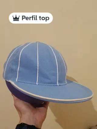 Gorra azul con detalles blancos