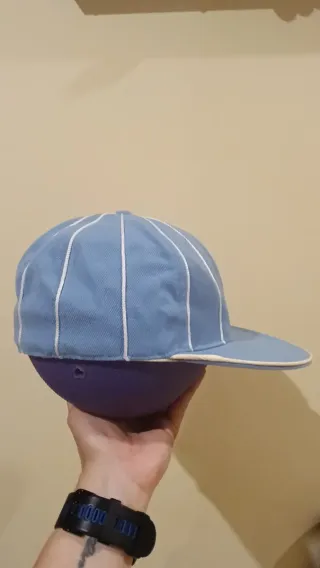 Gorra azul con detalles blancos