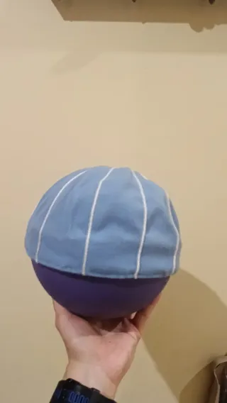 Gorra azul con detalles blancos