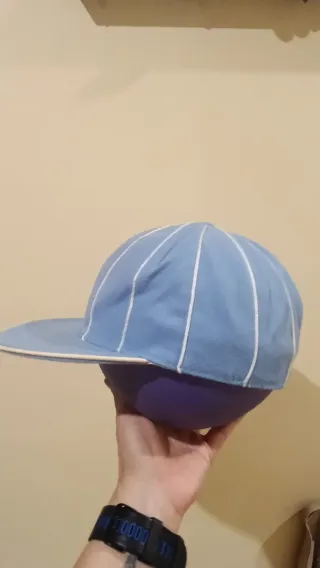 Gorra azul con detalles blancos