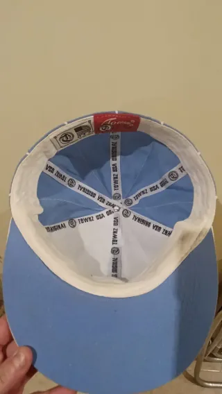 Gorra azul con detalles blancos