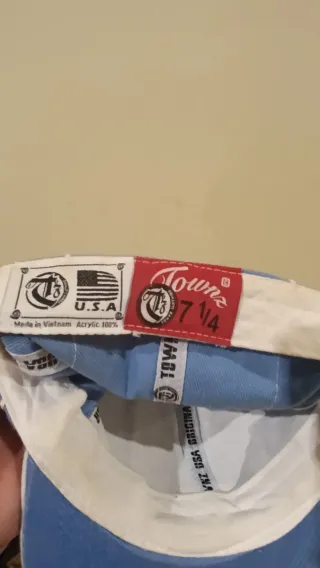 Gorra azul con detalles blancos