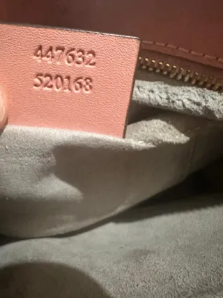 Borsa Gucci rosa con segni di usura