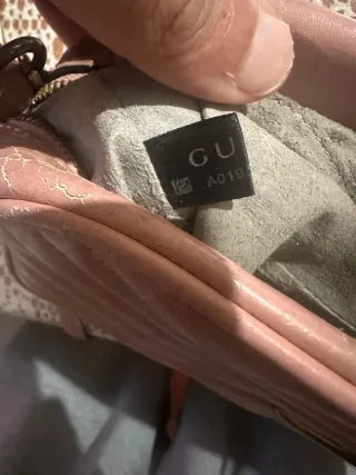 Borsa Gucci rosa con segni di usura