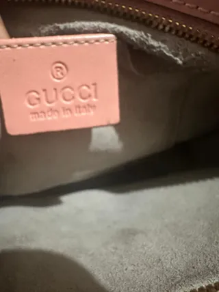 Borsa Gucci rosa con segni di usura