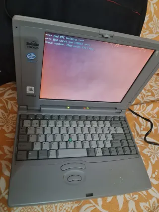 Toshiba ordenador portatil 100CS / 528 vintage.