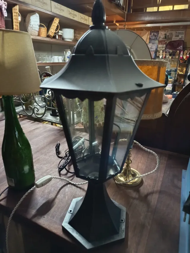 Faro in metallo e vetro nero