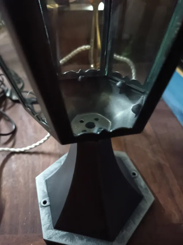 Faro in metallo e vetro nero