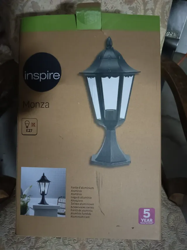 Faro in metallo e vetro nero