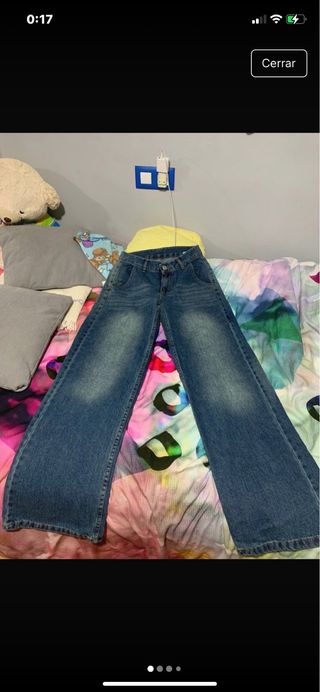 Pantalón vaquero ancho.