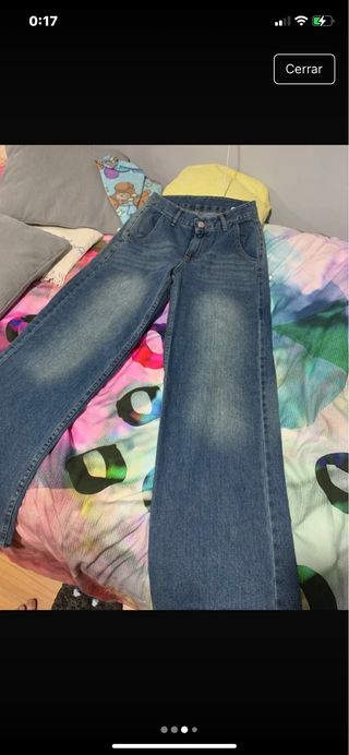Pantalón vaquero ancho.