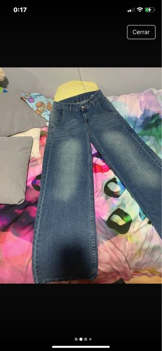 Pantalón vaquero ancho.