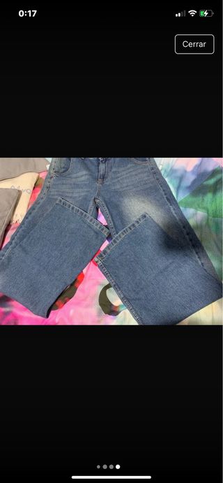 Pantalón vaquero ancho.