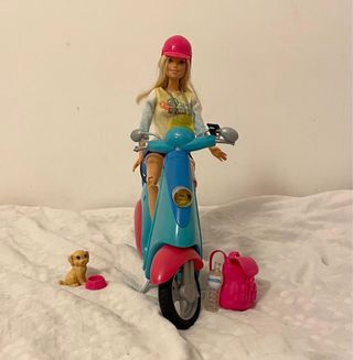 Barbie con scooter e cucciolo